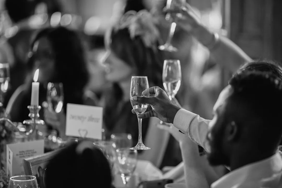 Cómo escribir el discurso del brindis en una boda (guía con ejemplos)
